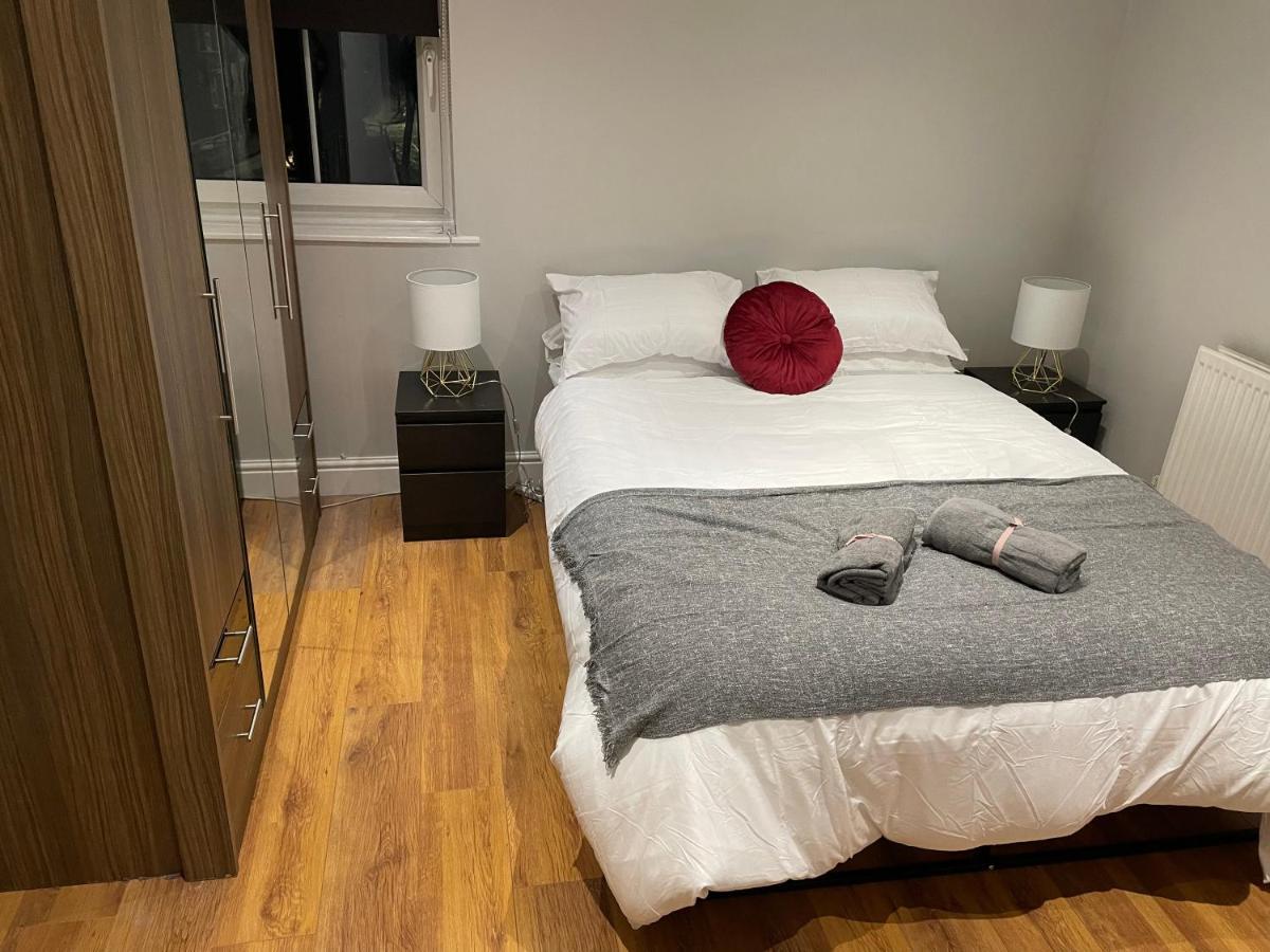 2 Bedroom Apartment Chiswick Park Tube Station London Ngoại thất bức ảnh