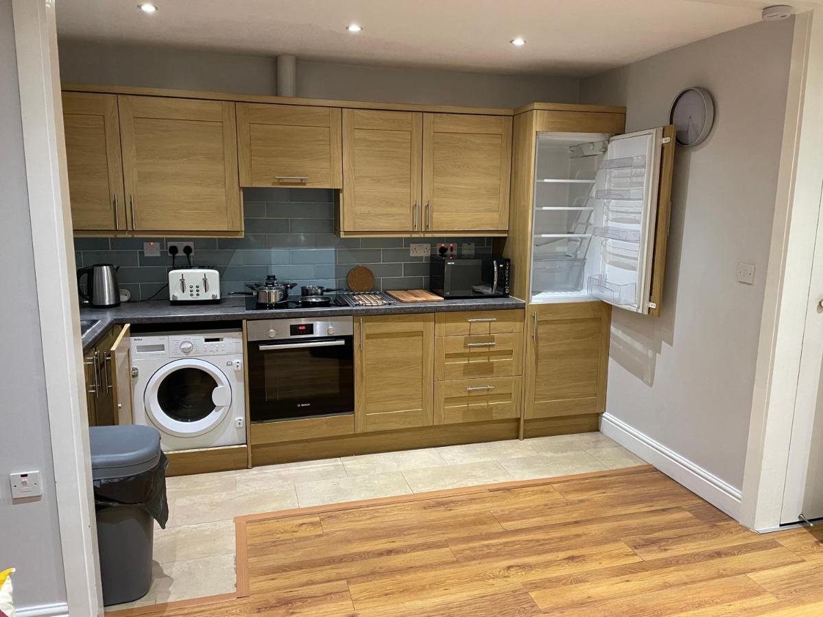 2 Bedroom Apartment Chiswick Park Tube Station London Ngoại thất bức ảnh
