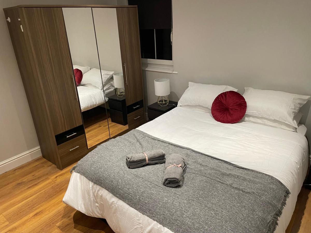 2 Bedroom Apartment Chiswick Park Tube Station London Ngoại thất bức ảnh