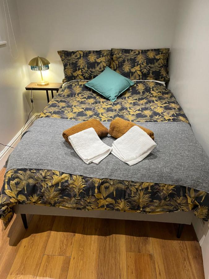 2 Bedroom Apartment Chiswick Park Tube Station London Ngoại thất bức ảnh